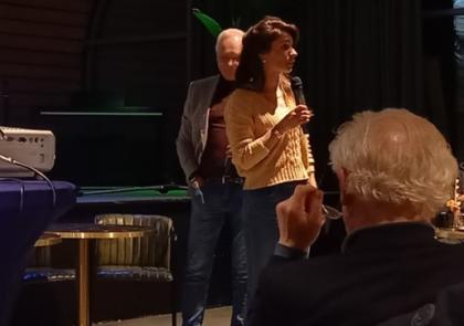 Willemijn van Donselaar spreekt tijdens bijeenkomst Steendam Tjuchem