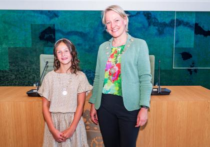 Kinderburgemeester en burgemeester in de Raadszaal in Hoogezand.